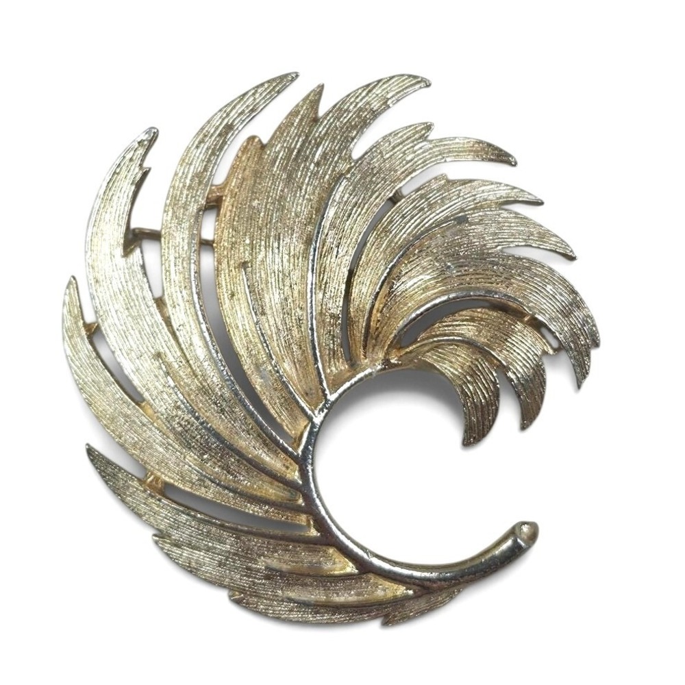Trifari Brooch Women OS Gold Good Vintage‎ Textured Swirl Feather Pin
